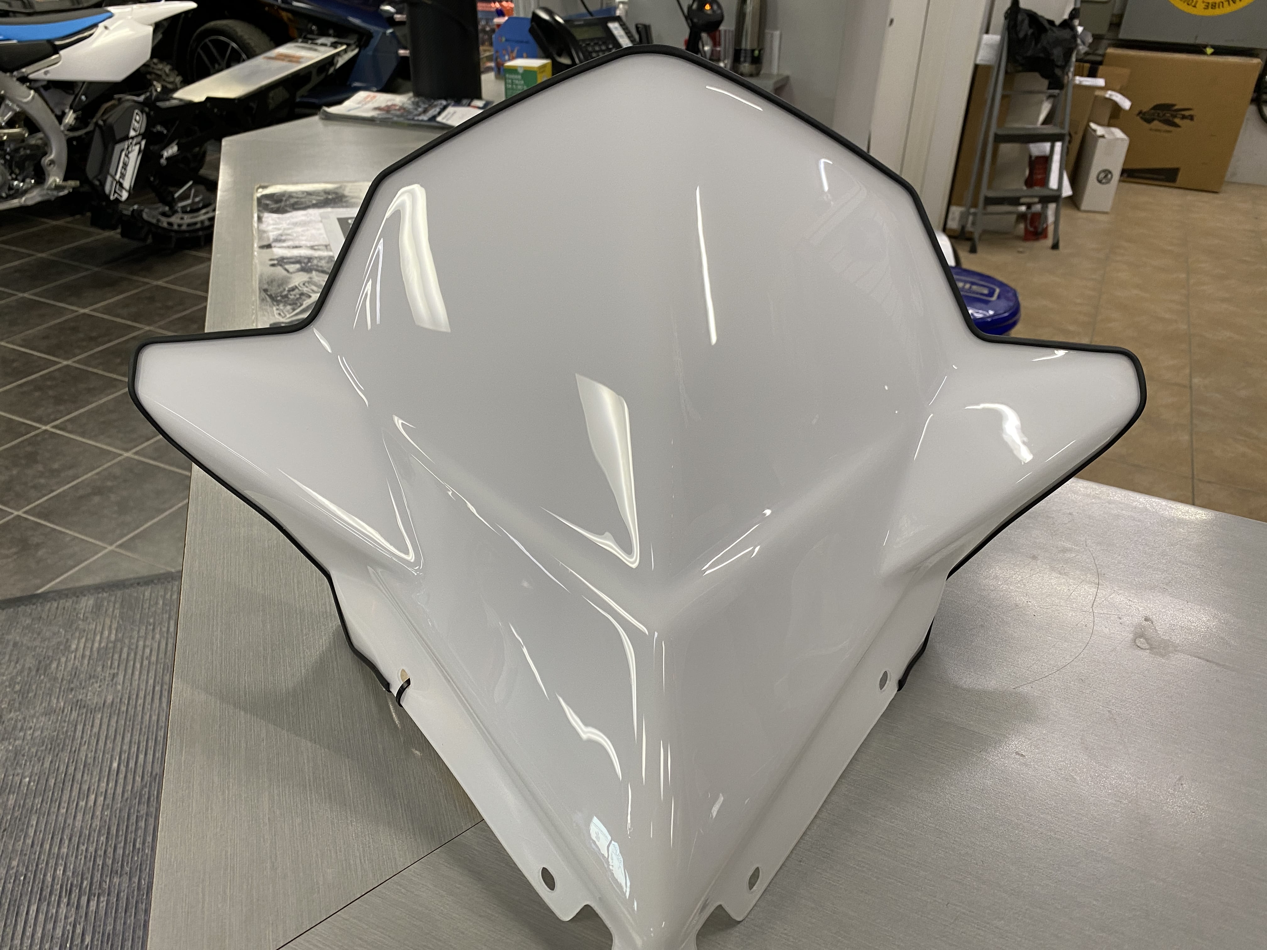 WINDSHIELD-MID WHITE